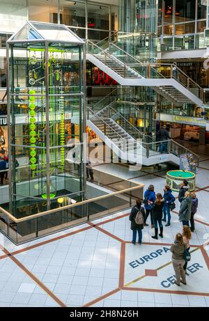 L'orologio del tempo che scorre all'Europa Centre di Berlino, Germania Foto Stock