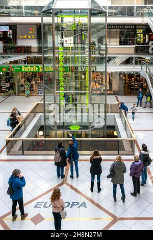 L'orologio del tempo che scorre all'Europa Centre di Berlino, Germania Foto Stock