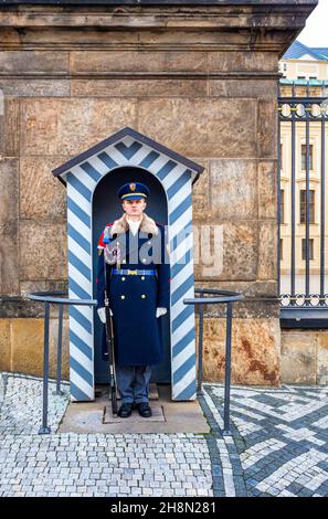 Guardie polacche al portale del Castello di Praga, Praga, Repubblica Ceca Foto Stock