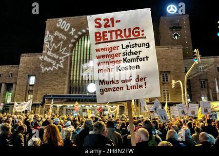 300° lunedì manifestazione contro Stoccarda 21. Rally di fronte alla stazione ferroviaria principale. La cattiva gestione e il sospetto di corruzione pesano Foto Stock