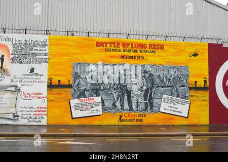 Irlanda del Nord conflitto, murale, graffiti politici sul muro a Belfast ovest commemorando la guerra civile tra protestanti e cattolici, Belfast Foto Stock