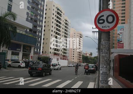 salvador, bahia, brasile - 30 novembre 2021: Segnale stradale informa la velocità massima di 60 chilometri all'ora su una strada nella città di Salvador. Foto Stock