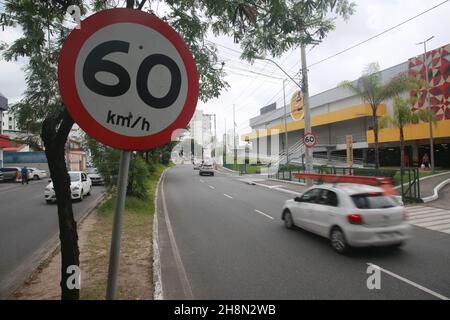 salvador, bahia, brasile - 30 novembre 2021: Segnale stradale informa la velocità massima di 60 chilometri all'ora su una strada nella città di Salvador. Foto Stock