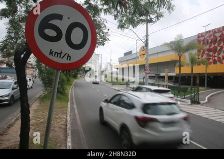 salvador, bahia, brasile - 30 novembre 2021: Segnale stradale informa la velocità massima di 60 chilometri all'ora su una strada nella città di Salvador. Foto Stock