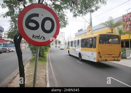 salvador, bahia, brasile - 30 novembre 2021: Segnale stradale informa la velocità massima di 60 chilometri all'ora su una strada nella città di Salvador. Foto Stock