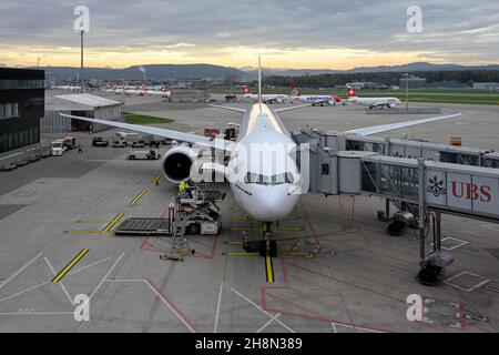 Aeromobili passeggeri Emirates Boeing 777-300, A6-EQC Foto Stock