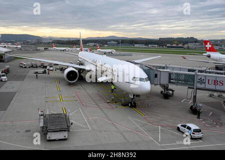 Aeromobili passeggeri Emirates Boeing 777-300, A6-EQC Foto Stock