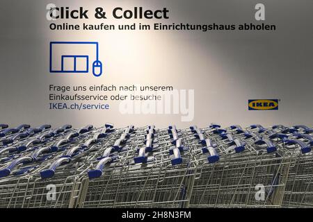 Carrelli per lo shopping IKEA e pubblicità per l'acquisto online Foto Stock