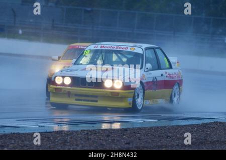 Corse in forte pioggia con ridotta visibilità, Mark Smith, Arran Moulton-Smith, BMW E30 M3, Historic Touring Car Challenge, Htcc, combinato con Th Foto Stock