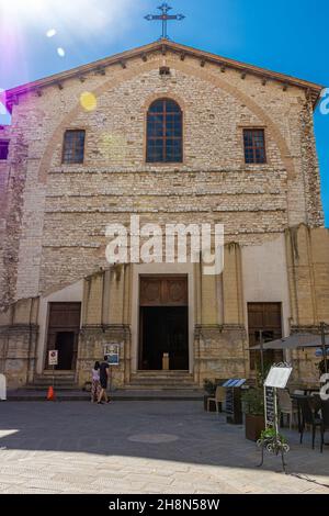 GUBBIO, ITALIA, 6 AGOSTO 2021: Facciata della chiesa di Gubbio, costruita in due stili diversi Foto Stock