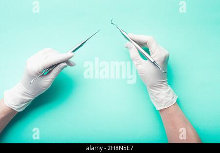 Vista dall'alto degli utensili dentali per il fissaggio delle mani Foto Stock