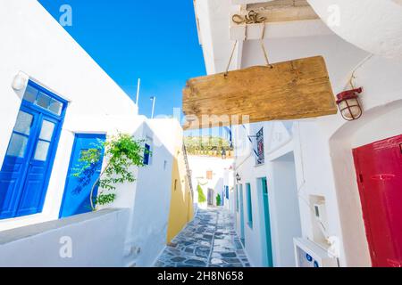 Vuoto cartello di legno appeso sulla corda, Grecia Foto Stock