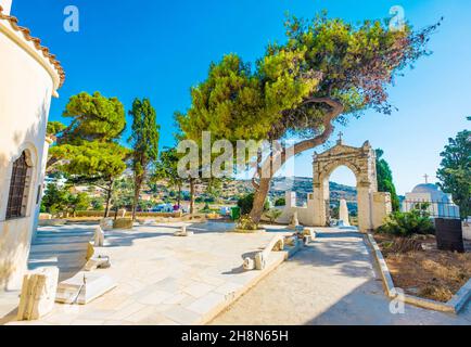 Ingresso al cimitero presso la chiesa di Agia Triada nel villaggio di Lefkes Foto Stock