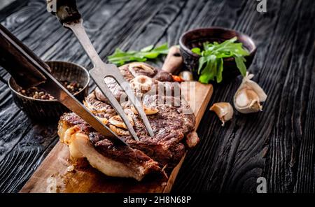 Carne alla griglia su un tavolo Foto Stock