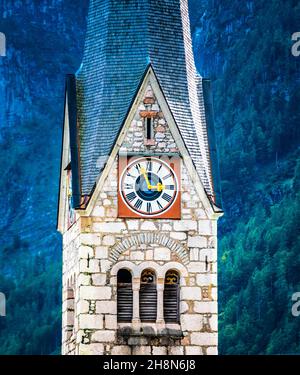 Closup vista dell'orologio della chiesa protestante sulla torre alta di Hallstatt, Austria Foto Stock