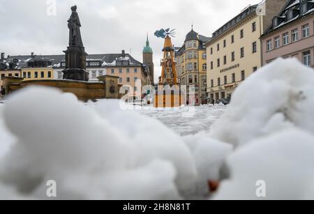 01 dicembre 2021, Sassonia, Annaberg-Buchholz: La piramide di Natale ruota sulla piazza del mercato di Annaberg-Buchholz sullo sfondo della Chiesa di Sant'Anna. La città nel mezzo di Christmasland di solito accoglie numerosi turisti da casa e all'estero durante l'Avvento. Le montagne di ore sono attualmente affette da un'incidenza molto elevata di corona. Foto: Hendrik Schmidt/dpa-Zentralbild/dpa Foto Stock