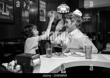 JOAQUIN PHOENIX E WOODY NORMAN IN C'MON C'MON (2021), DIRETTO DA MIKE MILLS. Credito: A24 / Bron Creative / Album Foto Stock