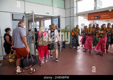 (211201) -- SUVA, 1 dicembre 2021 (Xinhua) -- i passeggeri sono accolti presso l'aeroporto internazionale di Nadi nella terza città più grande delle Fiji sul lato occidentale di viti Levu, 1 dicembre 2021. Centinaia di turisti sono arrivati alle Figi mercoledì con la riapertura dei confini internazionali del paese dopo un periodo di 20 mesi a causa della pandemia COVID-19. (FIJI SUN/Handout via Xinhua) Foto Stock