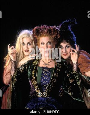 BETTE MIDLER, SARAH JESSICA PARKER e KATHY NAJIMY in HOCUS POCUS (1993), diretto da KENNY ORTEGA. Credit: WALT DISNEY PRODUCTIONS / Album Foto Stock