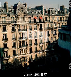 EDIFICIO EN UNA CALLE - FOTO AÑOS 60. Ubicazione: ESTERNO. Francia. Foto Stock