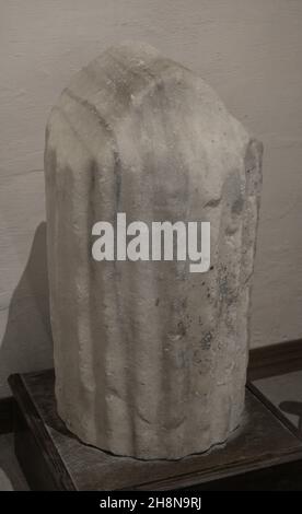 Frammento di una colonna scavata in marmo importato dall'isola di Marmara. Probabilmente faceva parte di un tempio pagano all'interno della Cittadella. Museo Archeologico di Gozo. Cittadella di Victoria a Gozo, Malta. Foto Stock