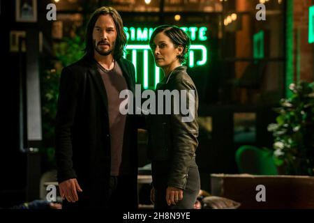 KEANU REEVES e CARRIE-ANNE MOSS nelle RESURREZIONI DELLA MATRICE (2021), diretto da LANA WACHOWSKI. Credit: Village Roadshow Pictures/NPV Entertainment/Silver Pictures/Warner Bros. / Album Foto Stock