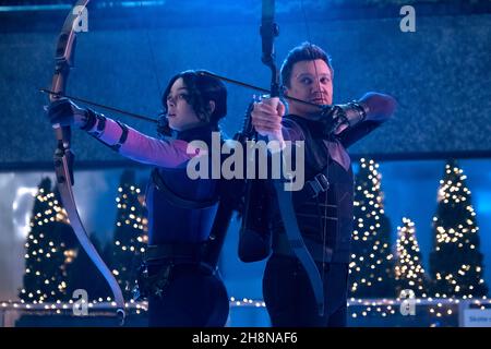 JEREMY RENNER e HAILEE STEINFELD in HAWKEYE (2021), regia di BERT & BERTIE e RHYS THOMAS. Credit: MARVEL STUDIOS/WALT DISNEY PICTURES / Album Foto Stock