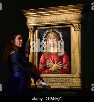 Sotheby’s, Londra, Regno Unito. 1° dicembre 2021. Primo Rinascimento l’uomo dei dolori dell’artista fiorentino Sandro Botticelli, una delle ultime grandi opere dell’artista ancora in mani private, è in vista a Londra di Sotheby. È il momento culminante della vendita dei New York Masters di Sotheby nel gennaio 2022, stimata in oltre 40 milioni di dollari. Credit: Malcolm Park/Alamy Live News. Foto Stock