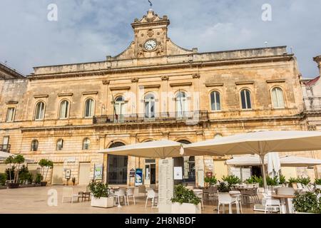 OSTUNI, PUGLIA, 11 AGOSTO 2021: Piazza principale del centro Foto Stock