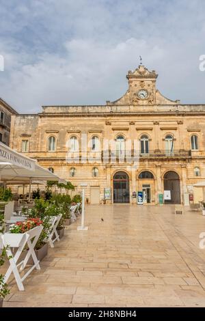 OSTUNI, PUGLIA, 11 AGOSTO 2021: Piazza principale del centro Foto Stock
