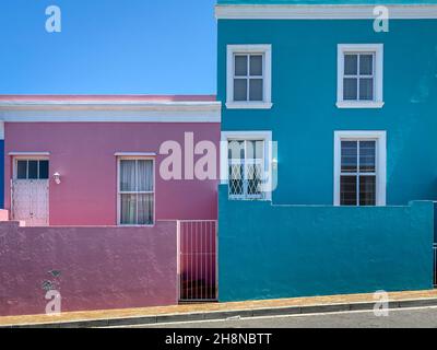 Facciate colorate di vecchie case in rosa e blu, quartiere Bo Kaap Malay, Città del Capo, Sudafrica Foto Stock