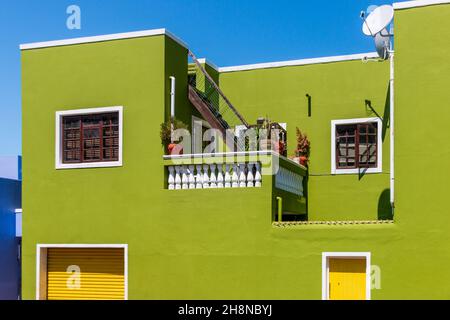 Facciate colorate di vecchie case in verde oliva, quartiere Bo Kaap Malay, Città del Capo, Sudafrica Foto Stock