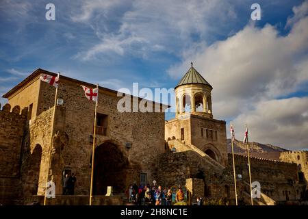 Georgia - Maggio 2021: Muro della fortezza nel complesso ortodosso di Svetitskhoveli a Mtskheta, Georgia. Sito patrimonio dell'umanità dell'UNESCO Foto Stock
