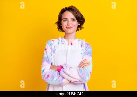 Foto ritratto ragazza bob acconciatura sorridente mani incrociate in pajama isolato colore giallo vivo sfondo Foto Stock