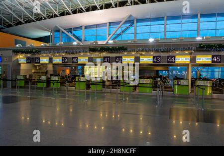 Ucraina, Kiev - 29 dicembre 2020: Banco check-in vuoto per un volo per l'aeroporto. Natale. Decorazioni per l'anno nuovo all'aeroporto di Boryspil. Ghirlande e luci, inverno in vacanza. Foto Stock