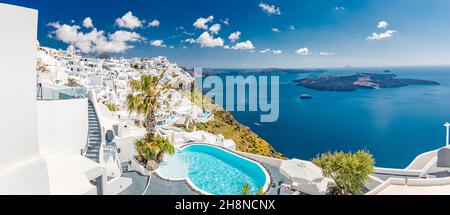 Santorini, Grecia paesaggio, piscina vista caldera con fiori porte blu. Romantica meta di coppia con cielo soleggiato, splendido resort estivo Foto Stock