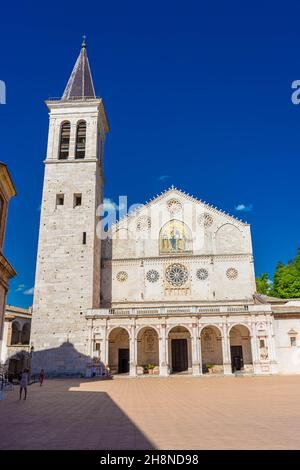 SPOLETO, ITALIA, 7 AGOSTO 2021: Vista del Duomo di Spoleto Foto Stock