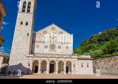 SPOLETO, ITALIA, 7 AGOSTO 2021: Vista del Duomo di Spoleto Foto Stock