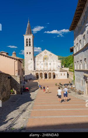 SPOLETO, ITALIA, 7 AGOSTO 2021: Vista del Duomo di Spoleto Foto Stock