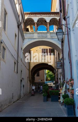 SPOLETO, ITALIA, 7 AGOSTO 2021: Via del centro storico Foto Stock