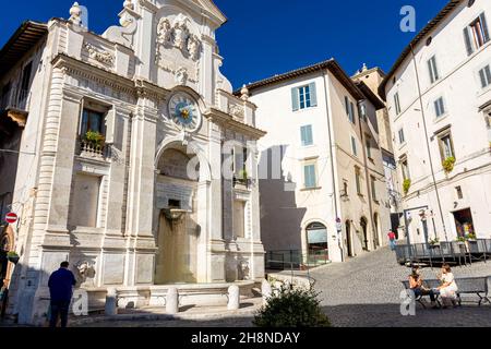 SPOLETO, ITALIA, 7 AGOSTO 2021: Piazza nel centro storico medievale Foto Stock