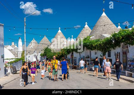 ALBEROBELLO, ITALIA, 19 AGOSTO 2021: Turisti ad Alberobello, città con case tipiche chiamate 'trulli' in Puglia, Italia meridionale Foto Stock