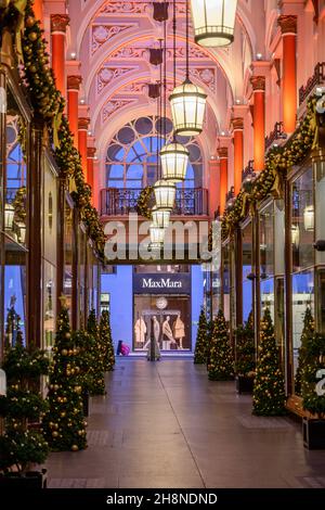 Londra, Regno Unito. 1° dicembre 2021. Gli alberi di Natale fieggiano il Royal Arcade in una mattinata grigia di Londra. Credit: Malcolm Park/Alamy Live News Foto Stock