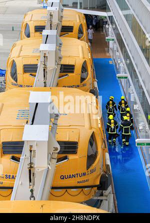 Vigili del fuoco in equipaggiamento antincendio a bordo della nave da crociera Quantum of the Seas, Royal Caribbean Cruise Line, vigili del fuoco, pompieri, avit, navi passeggeri Foto Stock