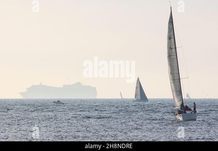 Barche a vela, nave da crociera MSC enorme in navigazione, vele, crociere industria e immagine di mercato, barche a vela, nebbia, navi passeggeri giganti foto immagine Foto Stock