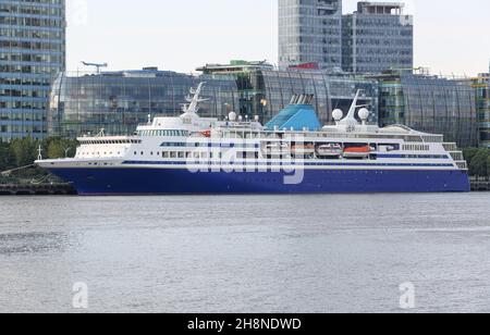 Nave da crociera cinese 'Blue Dream Star' nel porto del centro di Shanghai (ex Diamond Cruises 'Glory Sea', ex 'Explorer'), mercato delle navi da crociera in Cina, navi passeggeri Foto Stock