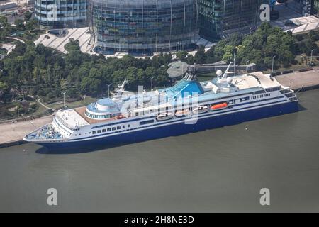 Nave da crociera cinese 'Blue Dream Star' nel porto del centro di Shanghai (ex Diamond Cruises 'Glory Sea', ex 'Explorer'), mercato delle navi da crociera in Cina, navi passeggeri Foto Stock