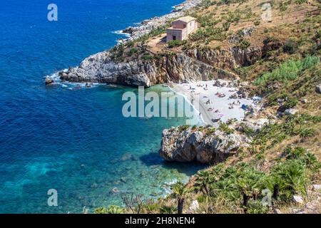 Cala Tonnarella dell’Uzzo è certamente la più bella insenatura della Riserva dello Zingaro, per raggiungerla consigliamo l’ingresso Nord di San Vito L. Foto Stock