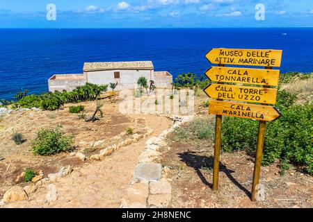 Cala Tonnarella dell’Uzzo è certamente la più bella insenatura della Riserva dello Zingaro, per raggiungerla consigliamo l’ingresso Nord di San Vito L. Foto Stock