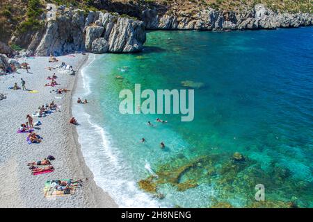 Cala Tonnarella dell’Uzzo è certamente la più bella insenatura della Riserva dello Zingaro, per raggiungerla consigliamo l’ingresso Nord di San Vito L. Foto Stock